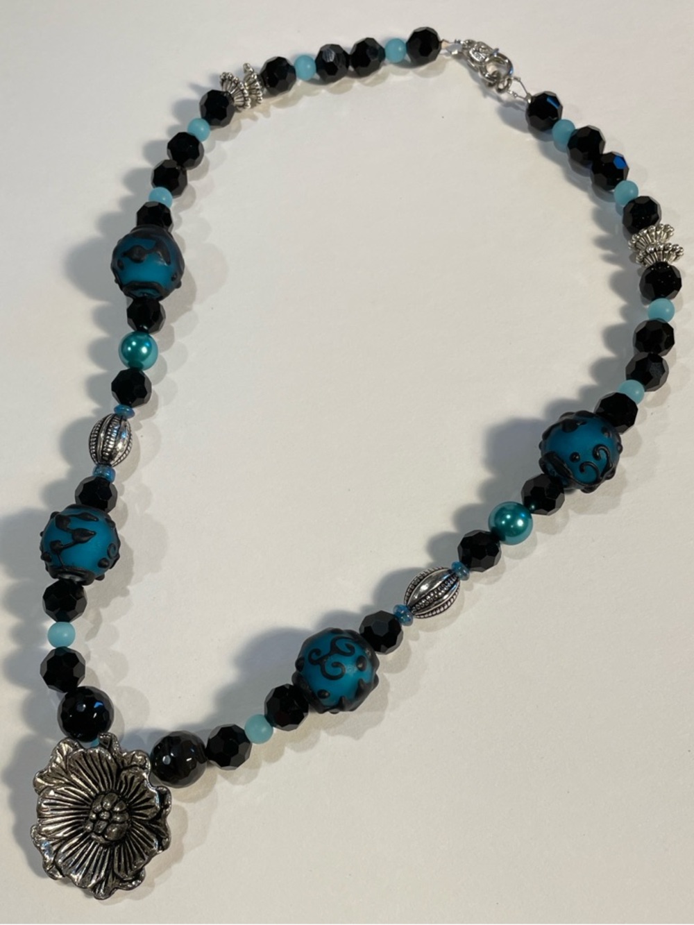 ✔️✔️Unique Turquoise & Black Lampwork Beaded Silvertone Flower Pendant Necklace